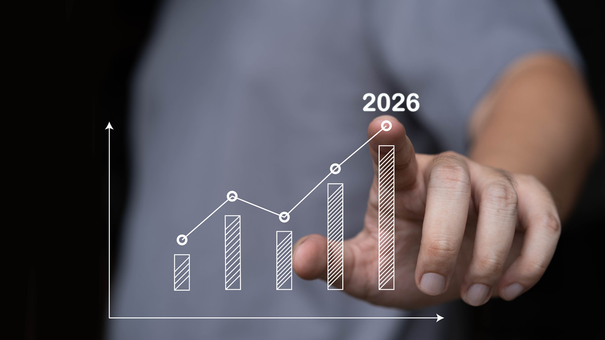 手指向2026年上升的柱状图,代表业务增长,财务<strong>预测</strong>,为