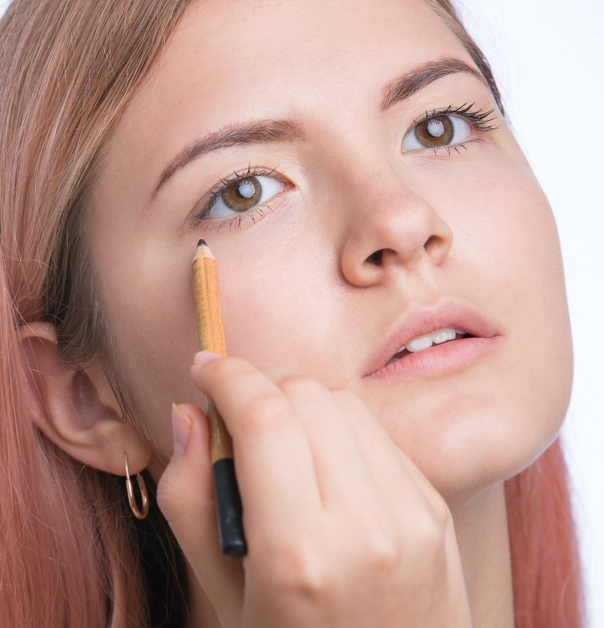 亮颜遮瑕膏可以减少黑眼圈吗如何有效遮盖黑眼圈？