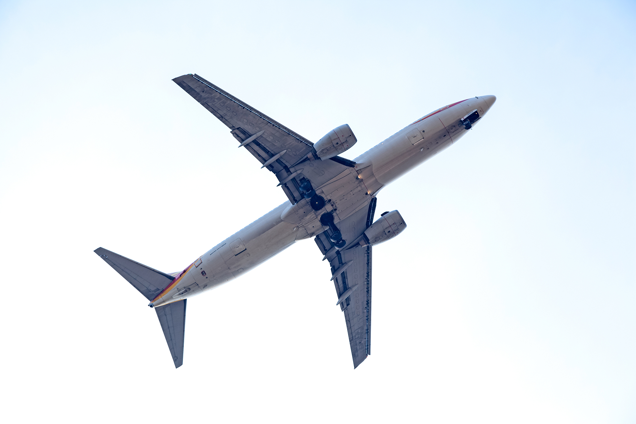 此时无话声永发就请大家跟随镜头静静地看看这不多见的起飞场面。在滑行了600米后飞机前轮离地机身抬头朝着空中飞行。紧接着飞行员收起了起落架四台发动机源源不断的输出动力飞行员加大油门驾驶着这架220吨的大飞机快速爬升。别的先不说这飞行员的驾驶技术是真的平稳。大约经过30秒后飞机爬升到了大约1800米的高度飞行员驾驶着飞机进行空中转弯。飞机仍然保持抬头姿势继续爬升高度。完成空中转弯后飞行员驾驶着这架大飞