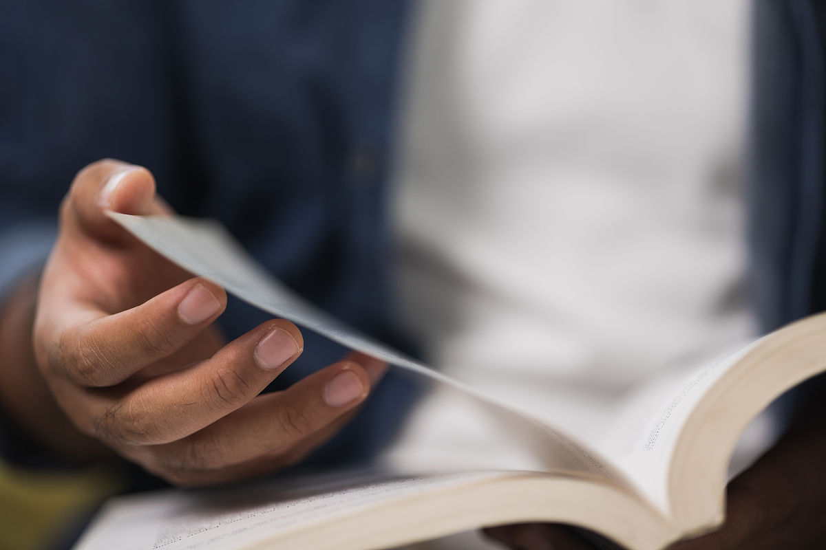 根据论文题目：双减背景下小学四年级阅读素养培养策略——整本书阅读的实践研究具体分析研究该课题的理论意义