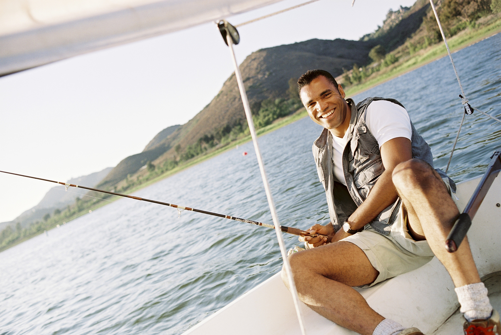 我要做一张钢铁侠钓鱼的图片生成二十个关键词并翻译成英文