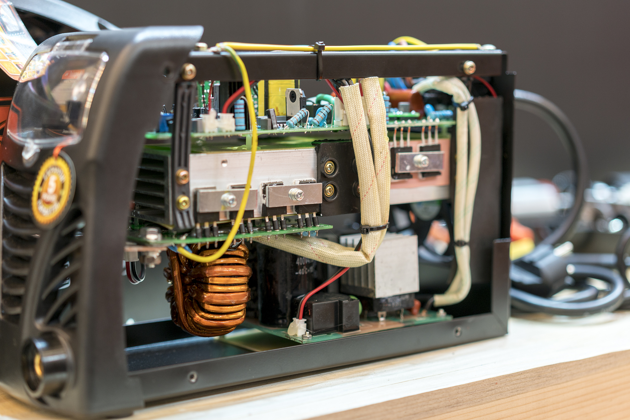 Ws一200A焊机坏3从装长少管也工作不了黄色指示灯报警