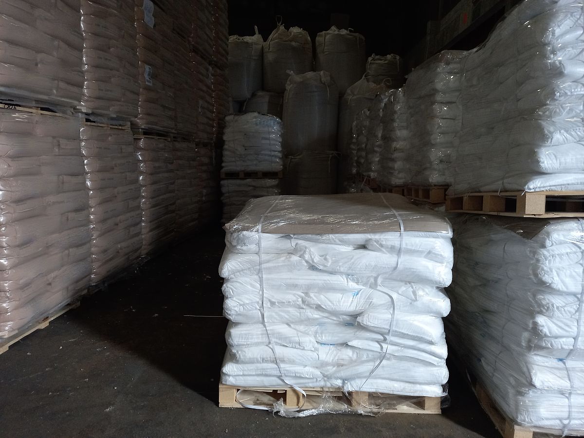 生物制剂少了水会发黄吗？生物制剂可能会因为水分不足而发黄。水是生物制剂中的重要成分之一它可以帮助维持生物制剂的稳定性和活性。如果生物制剂中的水分不足可能会导致其失去稳定性和活性从而发生一系列的化学反应最终导致生物制剂发黄。因此为了保持生物制剂的活性和稳定性应该确保其含有足够的水分。生物制剂加少了会使沉淀池水发黄吗？生物制剂加少了可能会使沉淀池水发黄。生物制剂在处理废水时会通过分解有机物和去除污染物