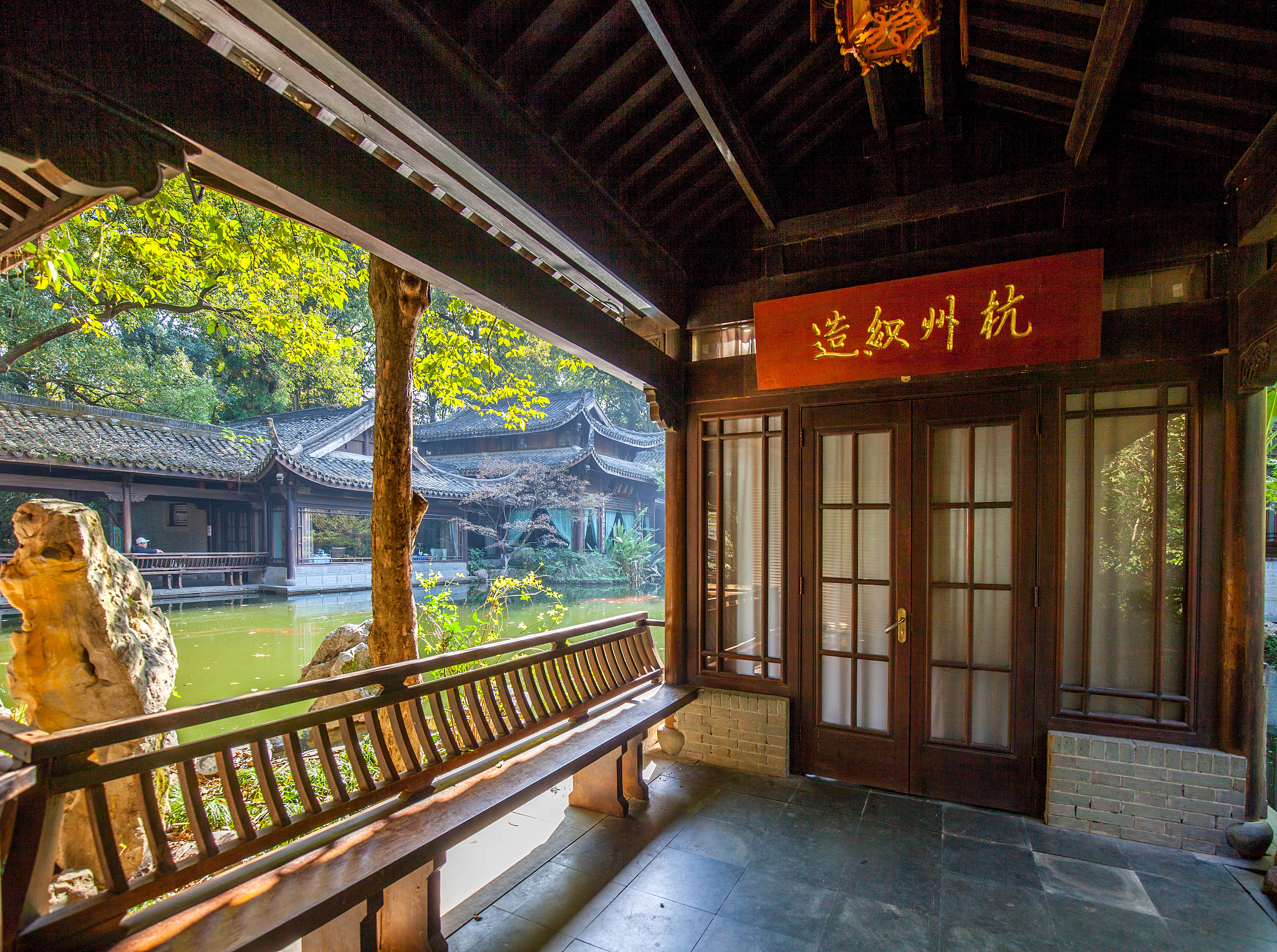 院子里这款古风韵雅的凉亭你喜欢吗闲暇时光约好友一起聚会喝茶太舒服了的优美文案