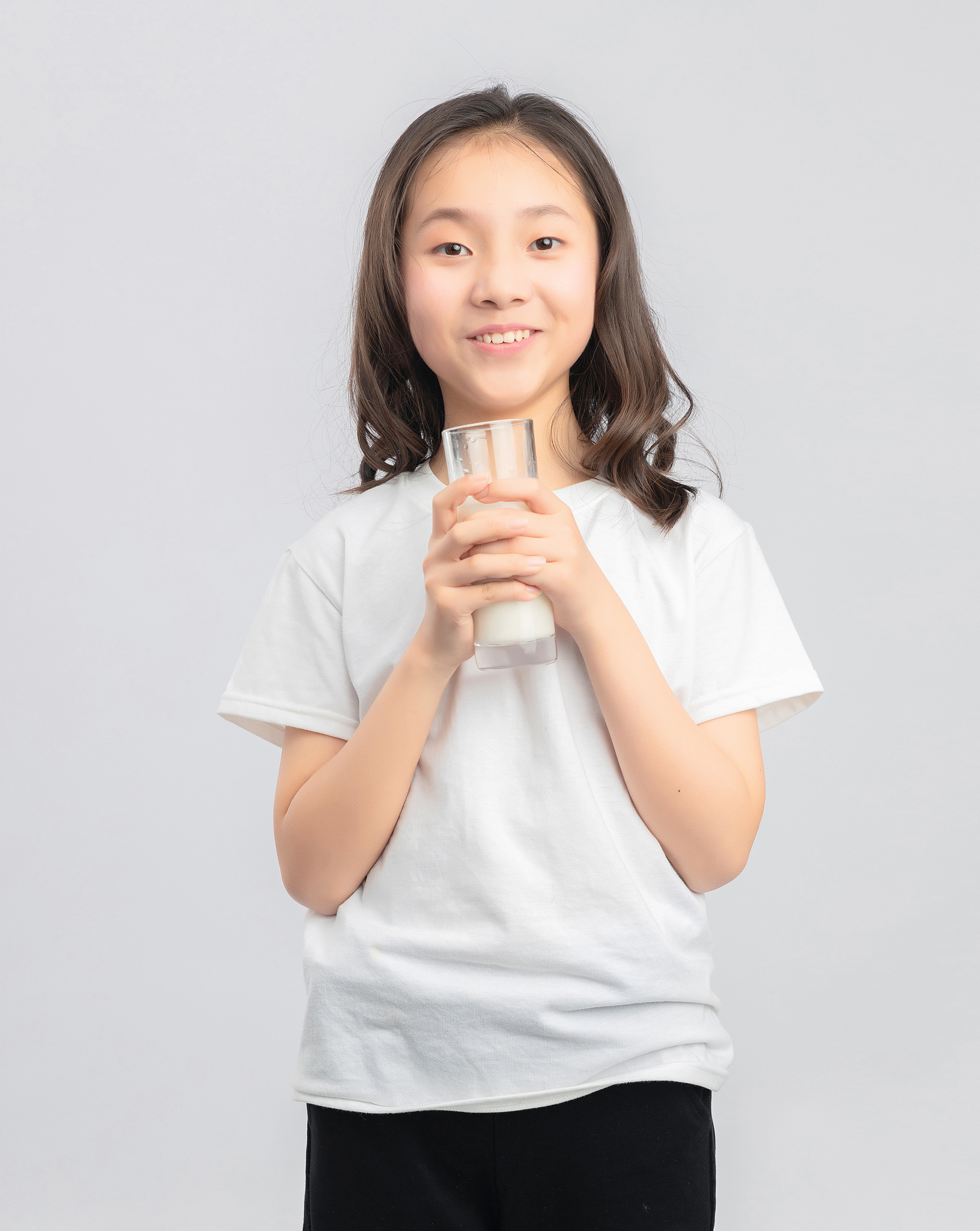 灰色背景里的亚洲小学女生