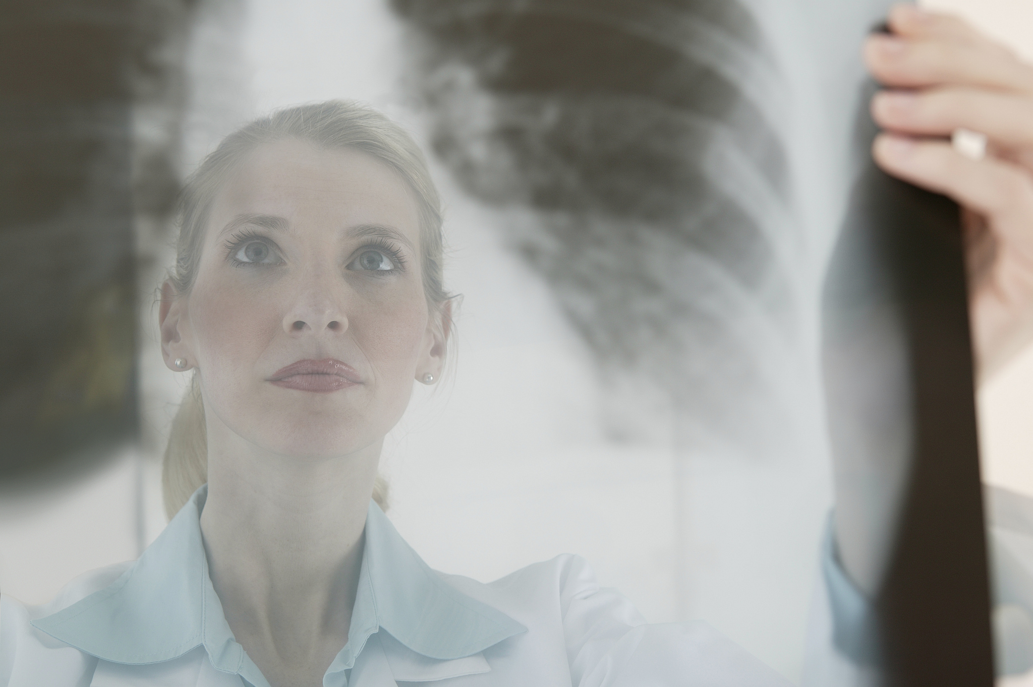 chatGPTHello! How can I assist you today从心理学角度分析《黑天鹅》电影《黑天鹅》是一部充满心理学元素的电影它探讨了主人公纳威的内心世界和心理变化。以下是从心理学角度分析《黑天鹅》电影的几个方面：1 精神分裂症：电影中的纳威表现出了精神分裂症的症状如幻觉、妄想、自闭和情感不稳定等。这些症状可能是由于她过度压力、过度追求完美和过度自我要求等因素造成的。2 自我认