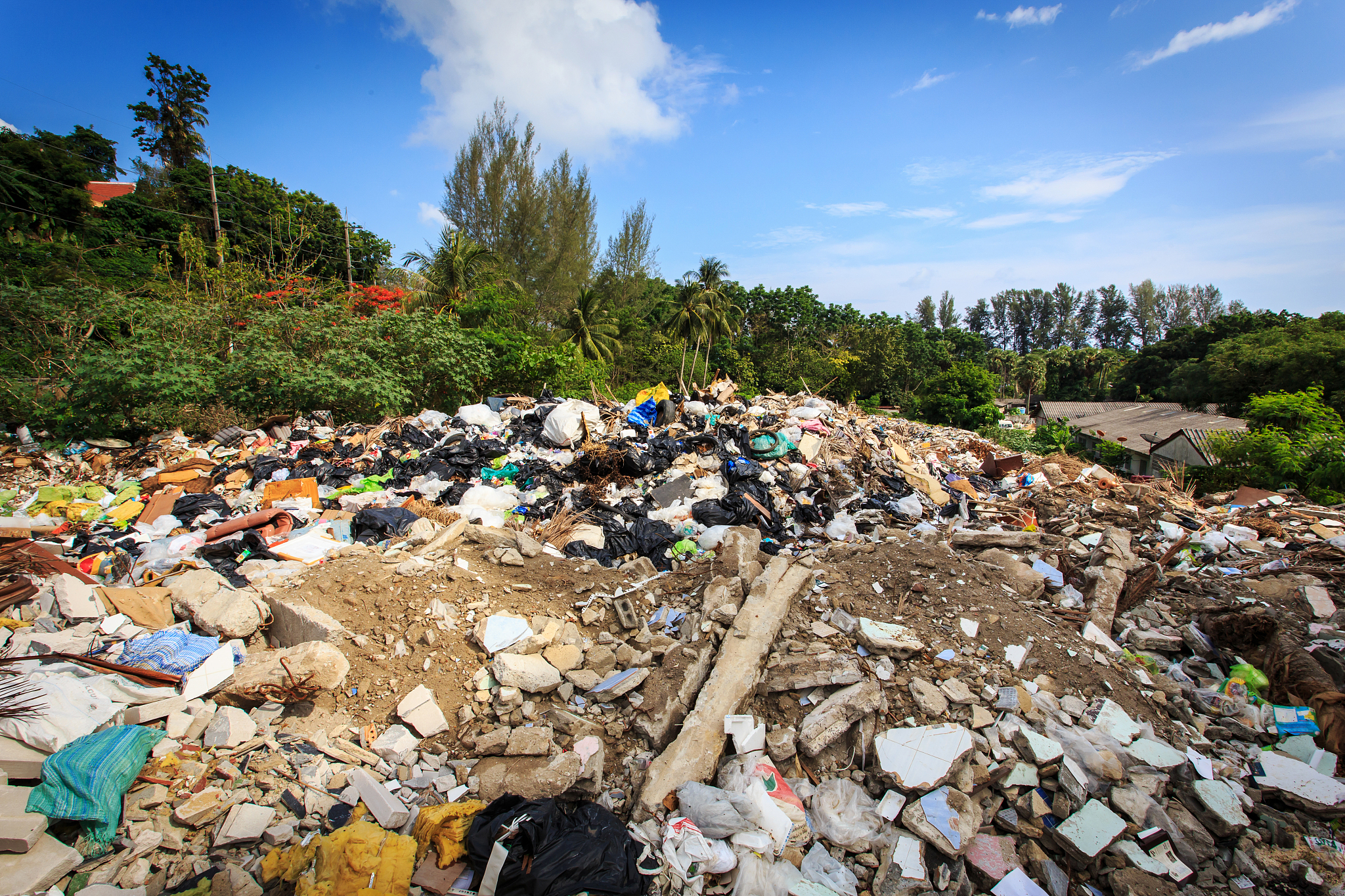 对于路面很多暴露垃圾、散在垃圾的问题用一句话总结