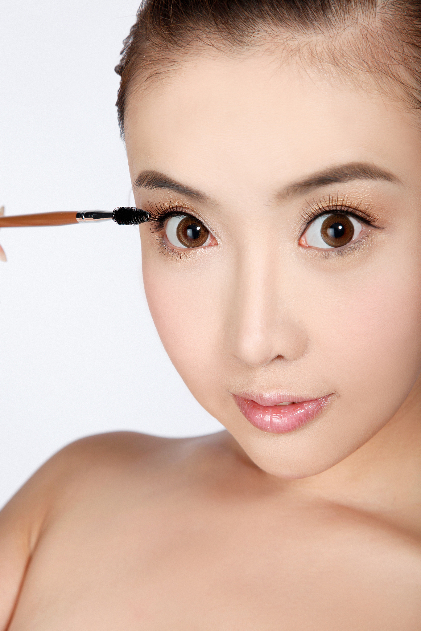 给我一篇关于轻松掌握化妆技巧成为美妆达人的500字文章