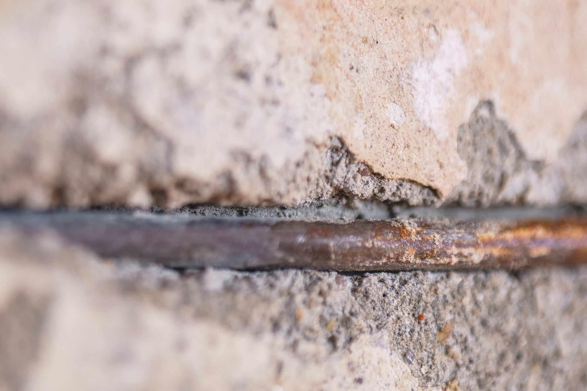 以下这段话用另一种方式表达：钢筋的表面应洁净使用前应将表面油渍、漆污、锈皮等清除干净；钢筋应平直无局部弯折规定。