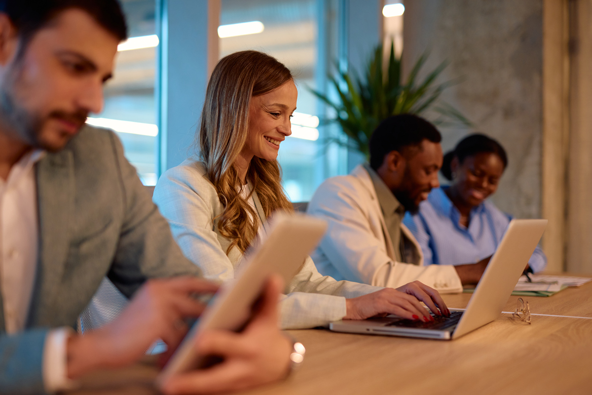 请用英文描述大学生应该如何使用社交媒体进行学习