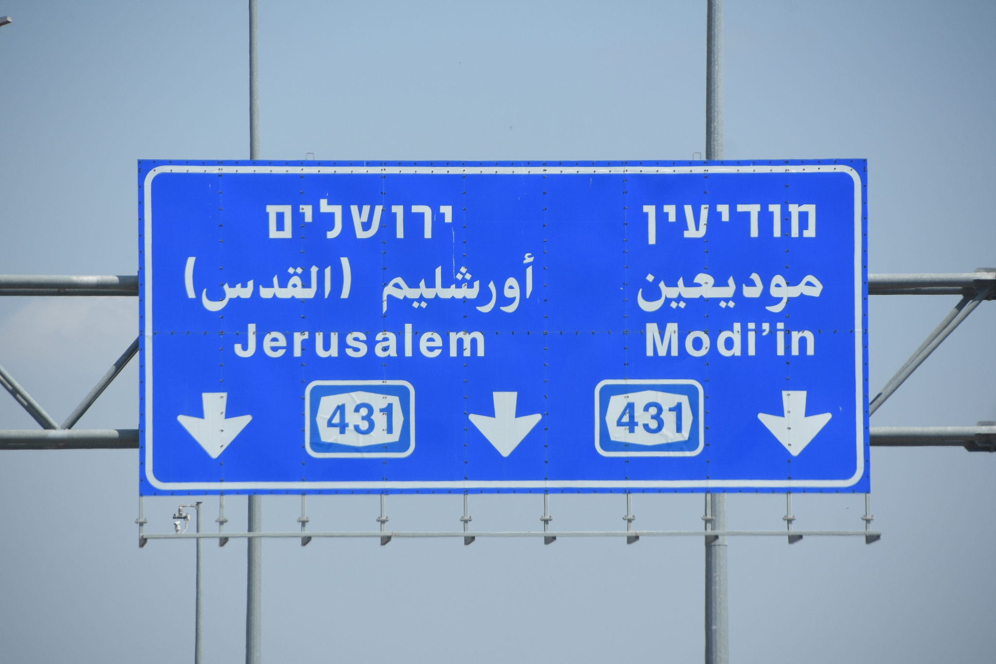 以翻译人员的语句来翻译Theres a closer sign with the same name