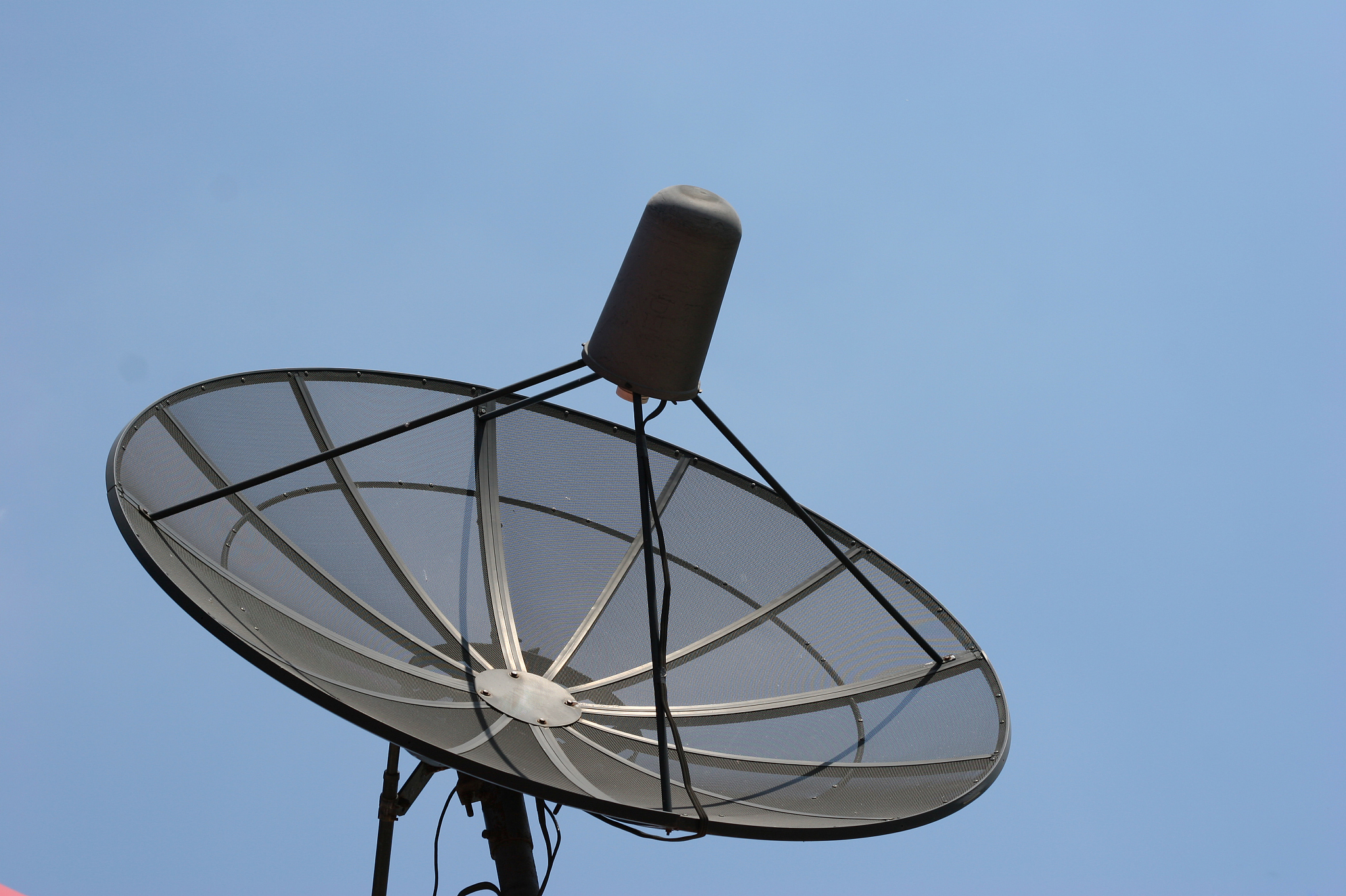 卫星天线旋转原理及作用 - 接收、发送与跟踪卫星信号