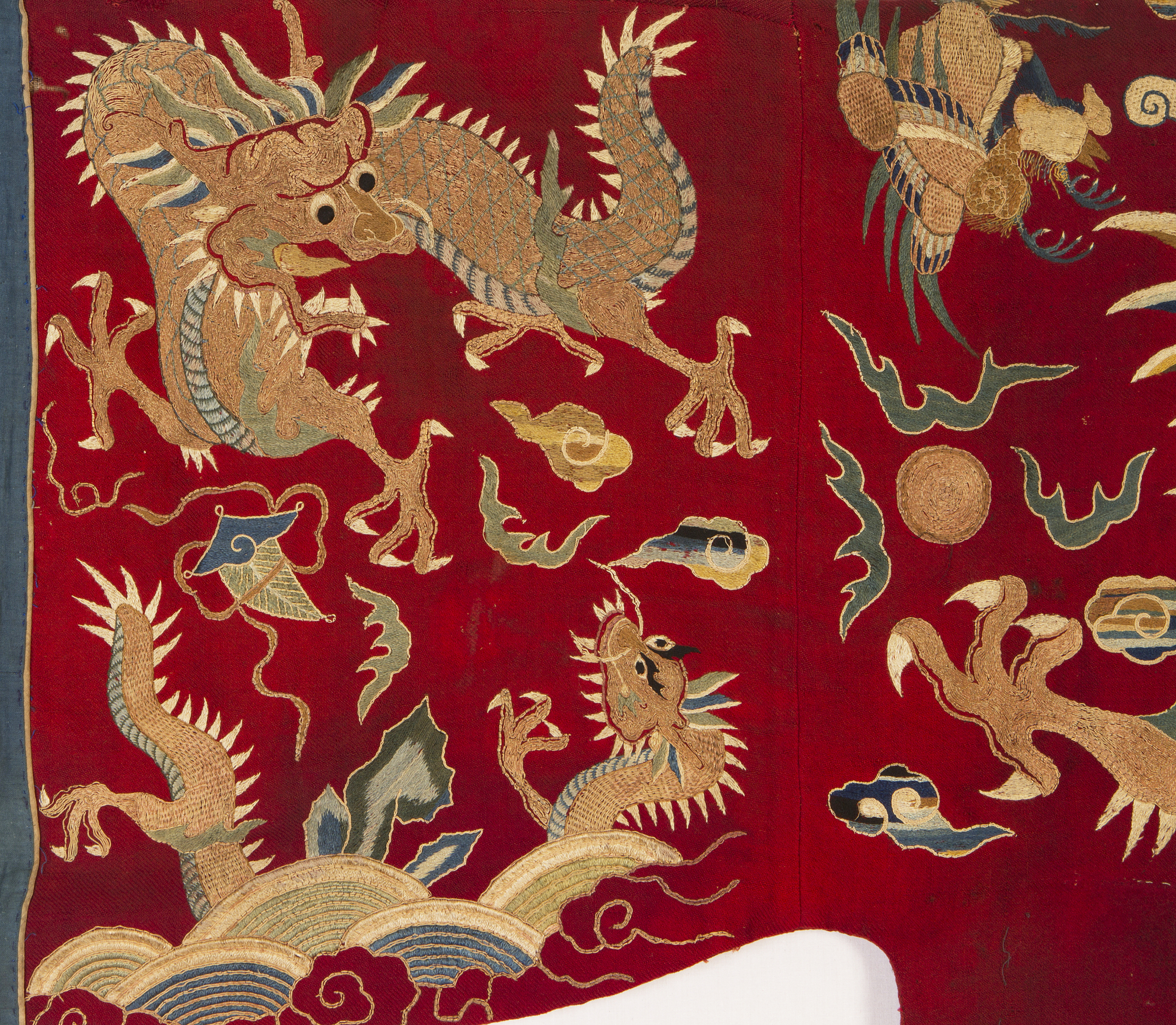 明朝龙袍的织造工艺：苏杭匠人精湛技艺