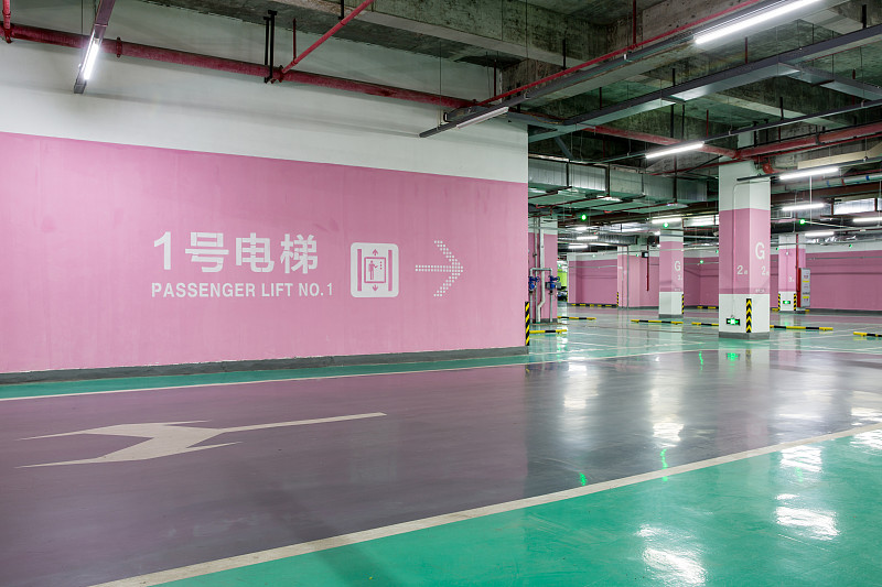 中央御景西区地下车库收费争议：业主质疑管理标准，拒绝强买强卖