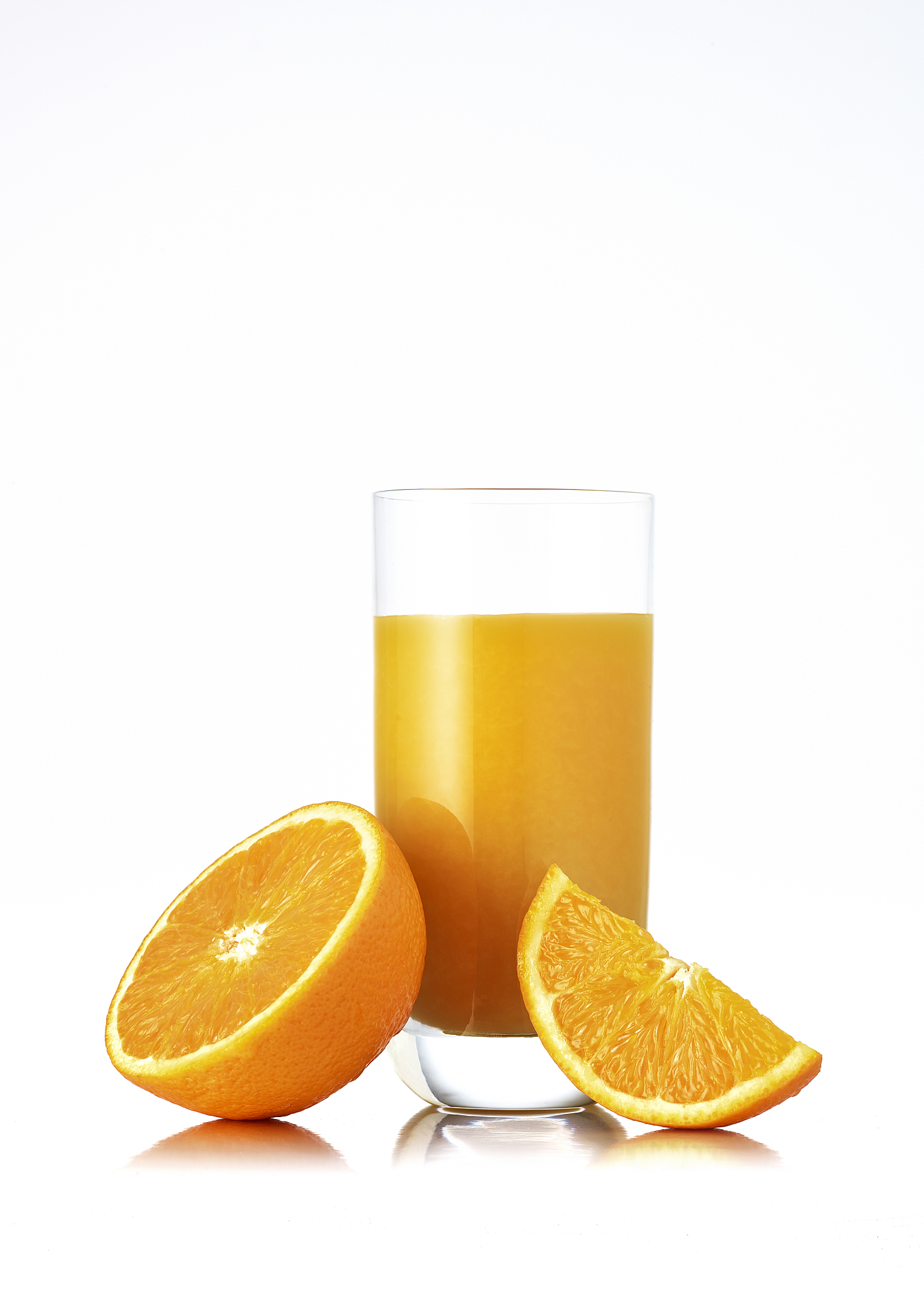 orange juice and fresh oranges