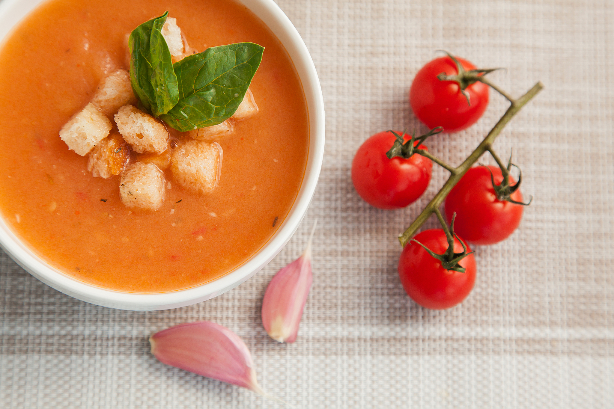 月子餐西红柿汤怎么做？简单易学，营养美味！