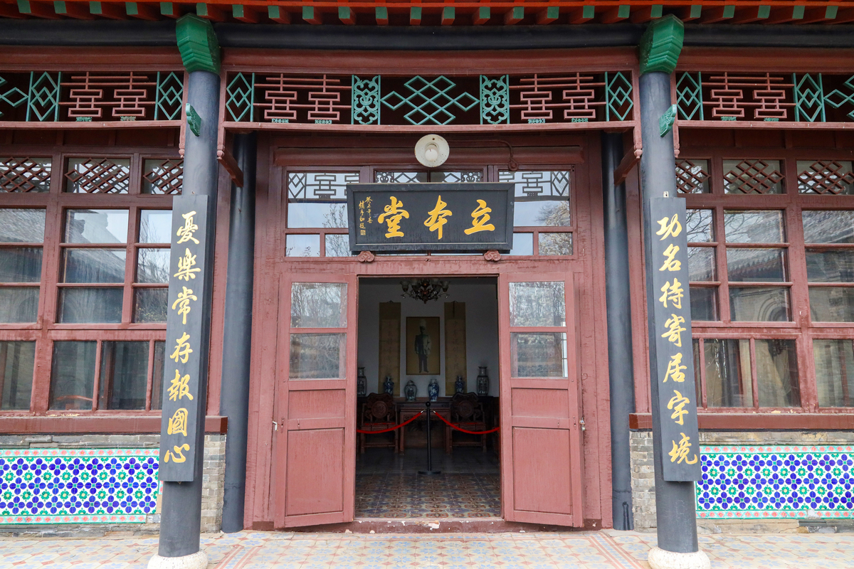 祠堂楹联：青山秀水，古祠香火绵延