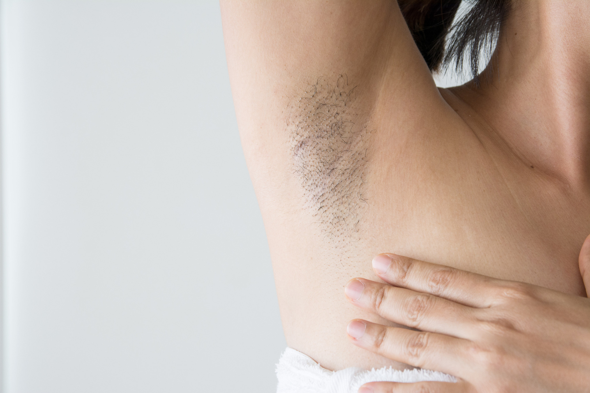 你能像一个老练的写手一样描写一个健壮的年轻人运动后腋下发臭吗？