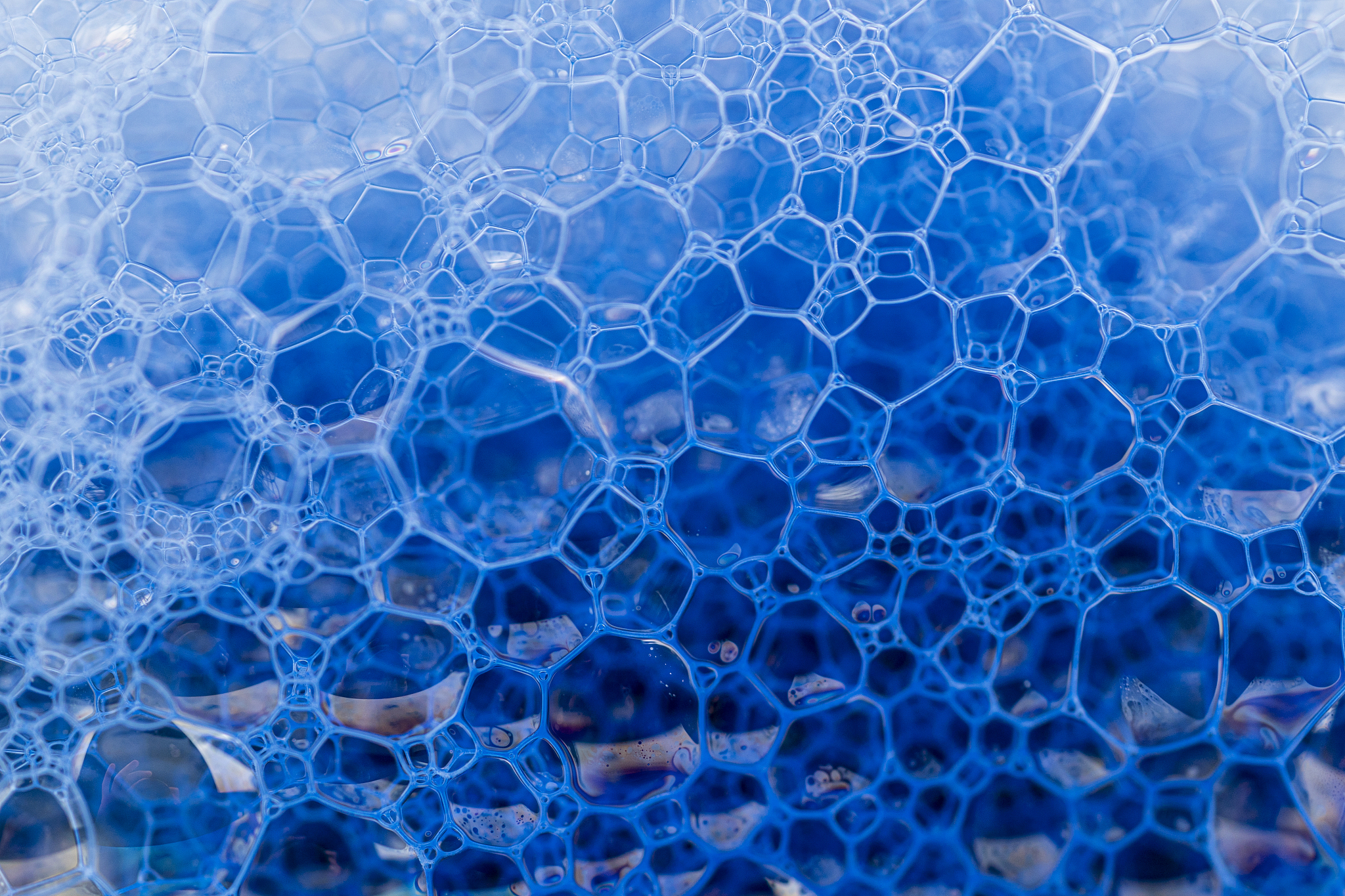 扩写文章水凝胶是一种软材料由高分子聚合物网络和水分子构成具有高含水量和大孔隙率等生物组织类似的特点因此在生物工程和医药领域具有广泛的应用前景。传统的自由基聚合合成水凝胶在强度和韧性上远不如生物软组织制约了其在承力型生物材料中的应用。近年来通过设计制备多种不同的高强韧水凝胶体系如双网络水凝胶、拓扑水凝胶、纳米复合水凝胶、tetra-PEG水凝胶、金属配位交联水凝胶等已经达到了生物软组织替代的要求广泛