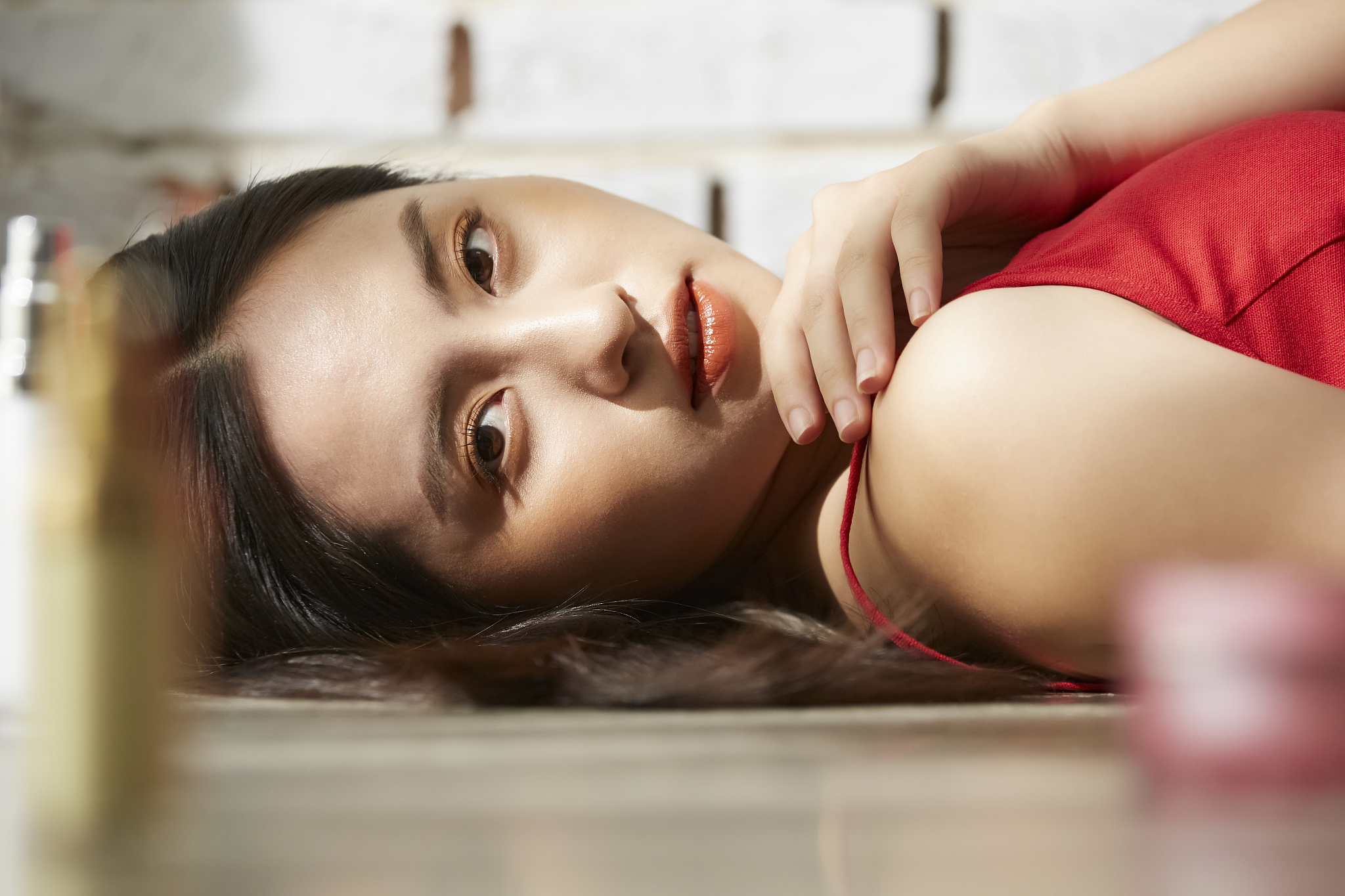 有三种女人男人会一辈子痴迷她。第一种风情万种善于经营爱的女人。第二种外表非常出众、充满魅力的女人。第三种独立自主有价值的女人。一千字