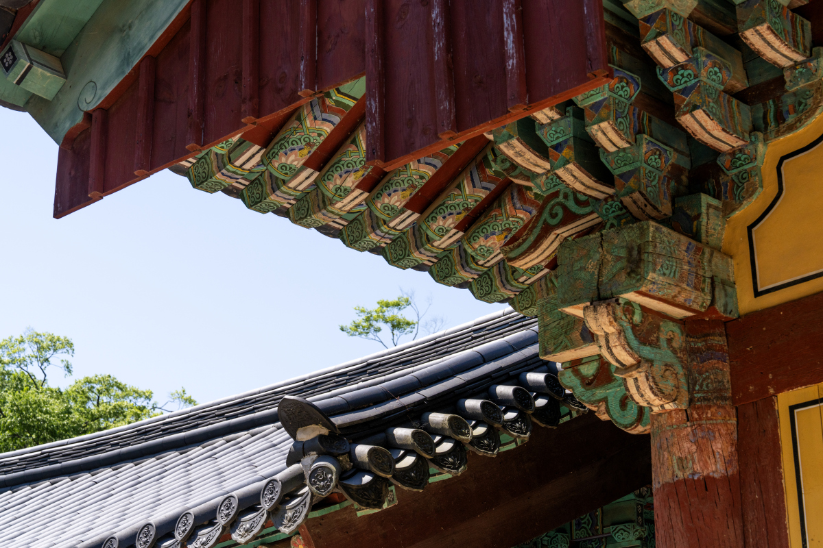 描述一个一中国古建筑为设计理念的皇宫的外部图