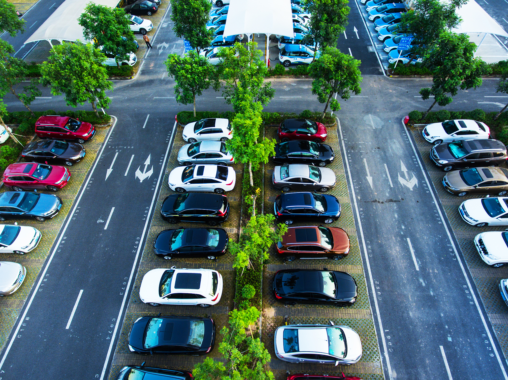 旅游点智慧停车场监控、道闸和充电桩写个项目背景