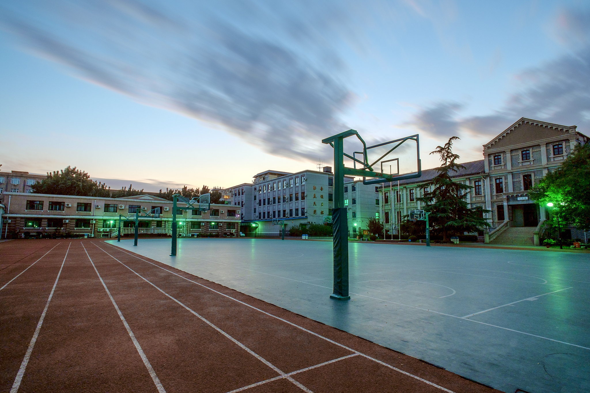 中学校园夜景