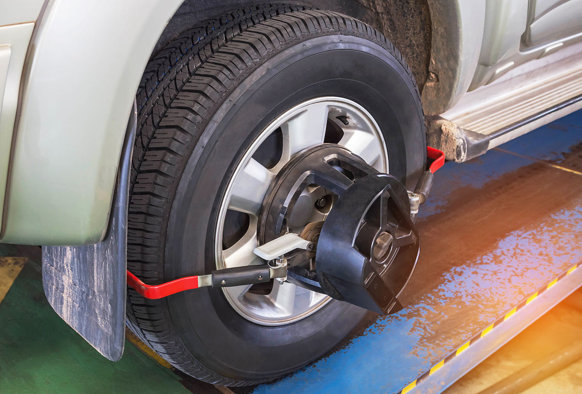 车前后轱辘不一趟线怎么调就是前轱辘和后轱辘他俩错位差了能有两公分怎么调 200字