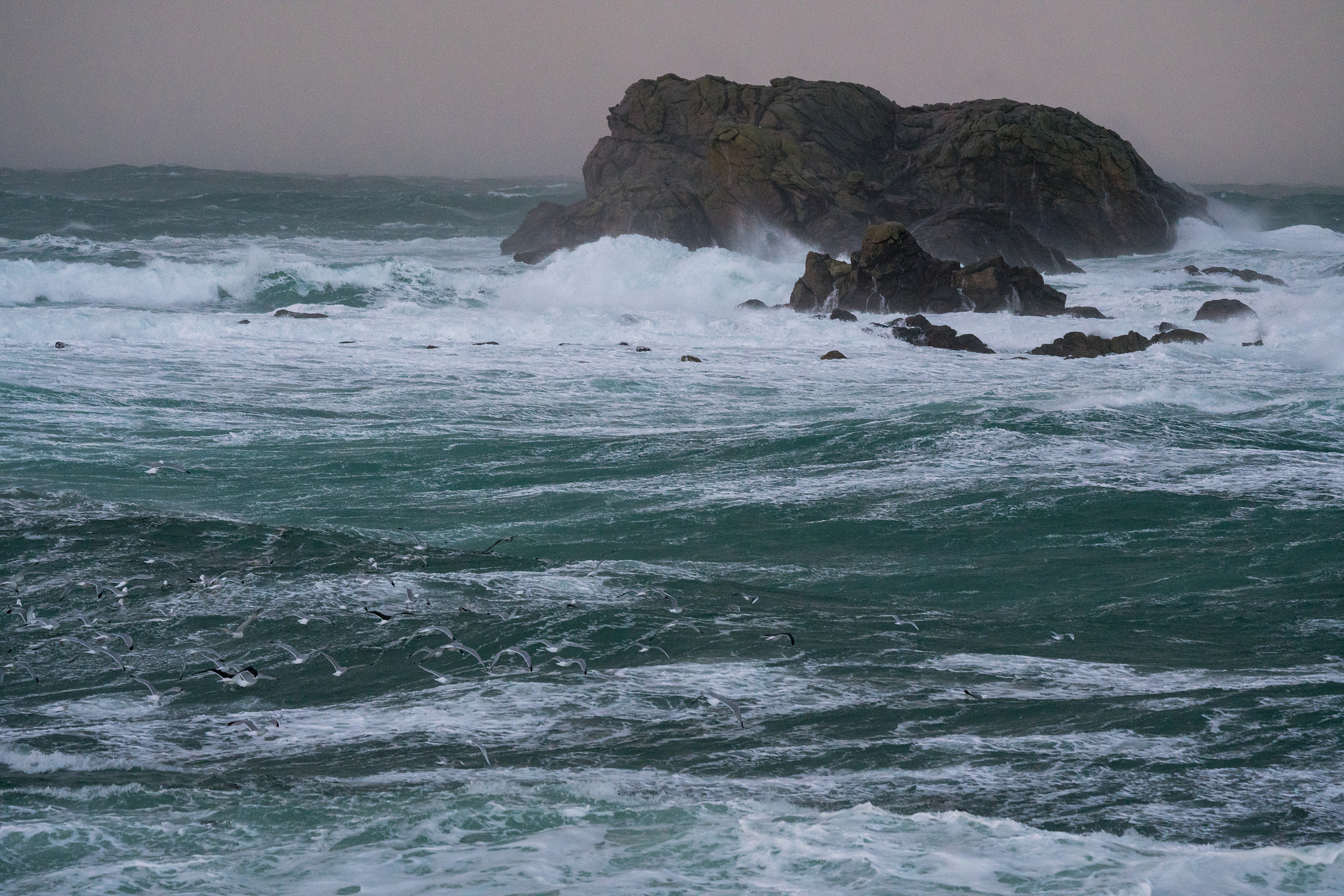 tempête au phare du four en bretagne