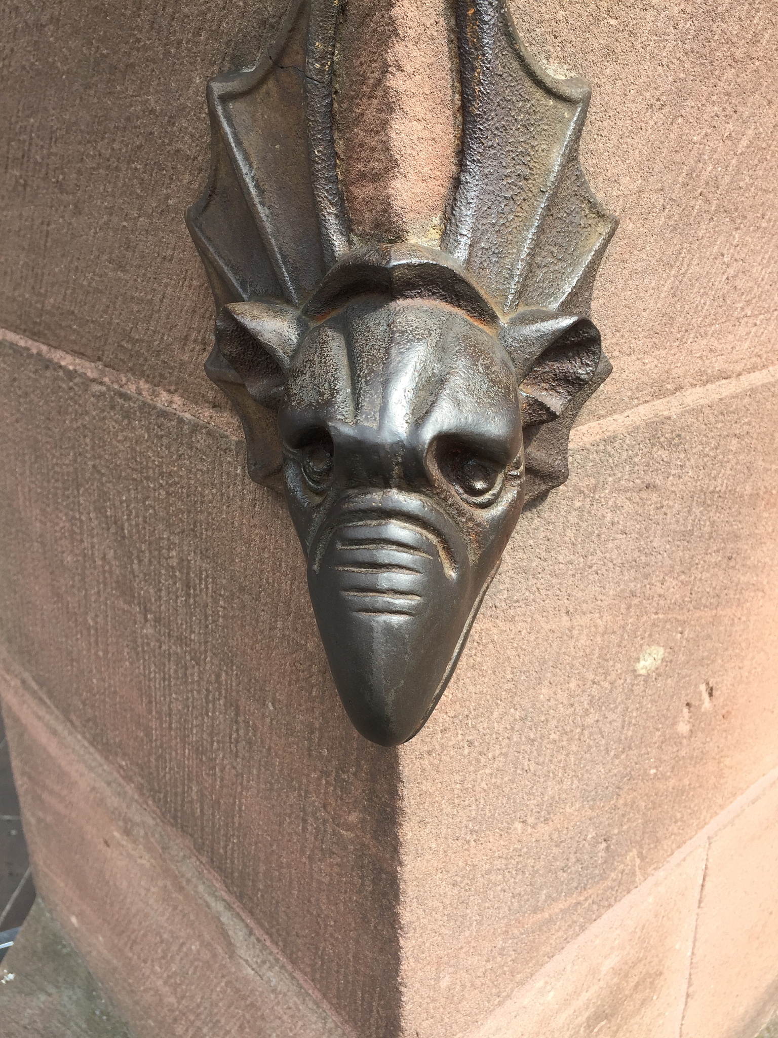 strasbourg - cathédrale, détail tête de dragon