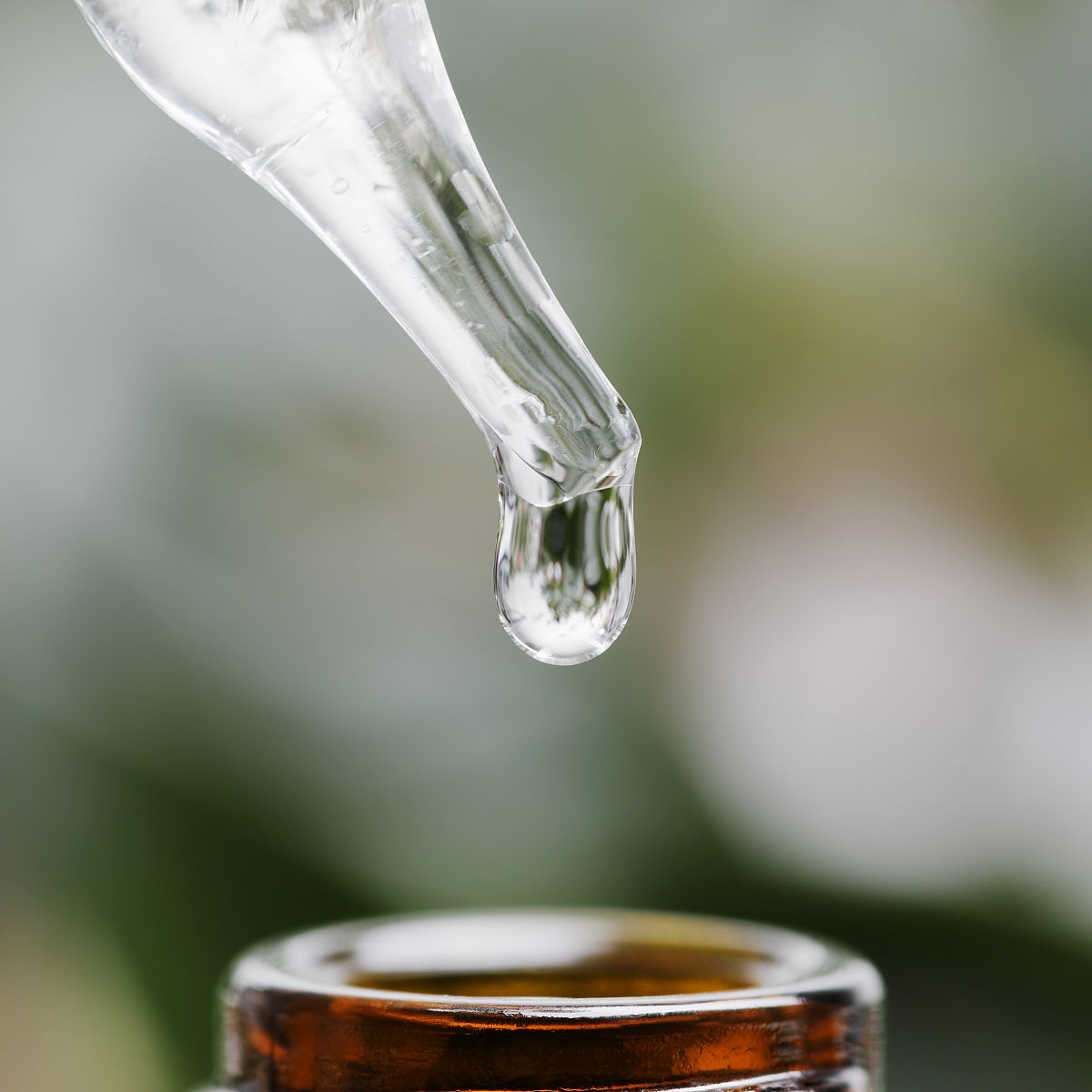调整如下段落要求语句通顺上下文连贯1 花椒精油的主要成分花椒的主要活性成分为烯烃类化合物、醇类化合物、酮类化合物、酯类化合物等；主要香味物质为水芹烯、芳樟醇、柠檬烯等；主要麻味物质为羟基-α-山椒素、羟基-β-山椒素、羟基-γ-山椒素5。芳樟醇、乙酸芳樟酯、柠檬烯是不同产地花椒精油共有主要成分但不同产地的花椒精油的具体成分及其含量都较大差别这与花椒的品种、生长土壤、外部环境等因素有关表1。2