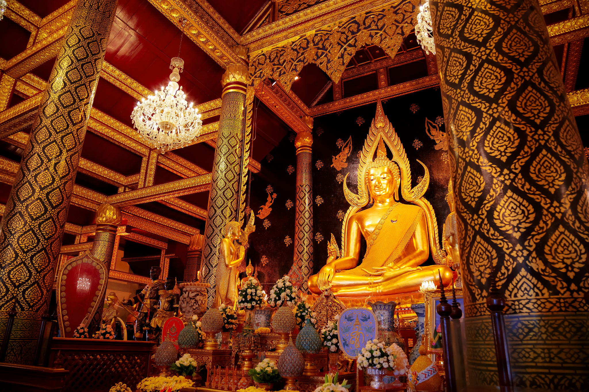 phra phuttha chinnarat buddha image at wat phra si rattana mahat