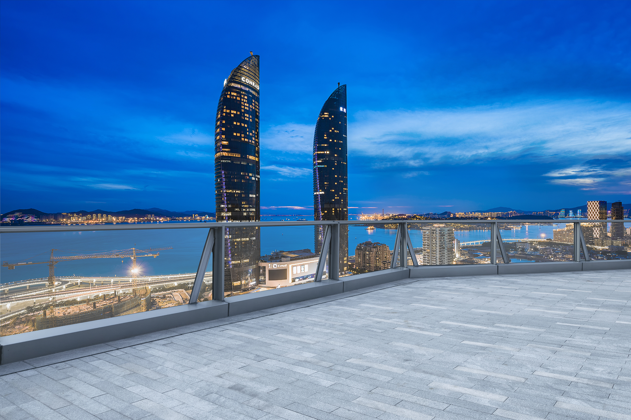 海滨之城，春笋破天，璀璨之光