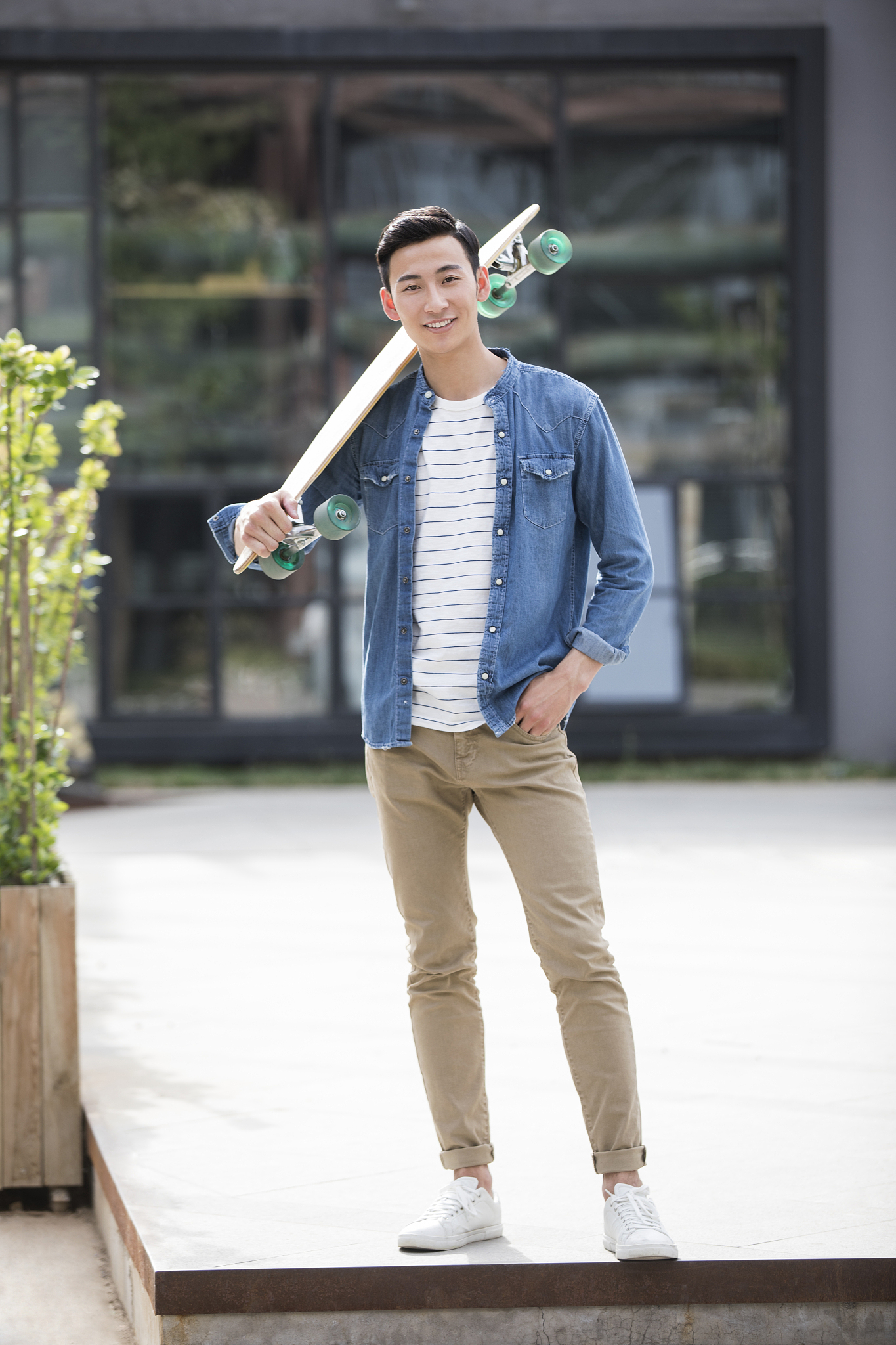 撰写一篇夏日穿搭美文关键词：阳光男孩、夏天、T恤、简约风格童趣活力