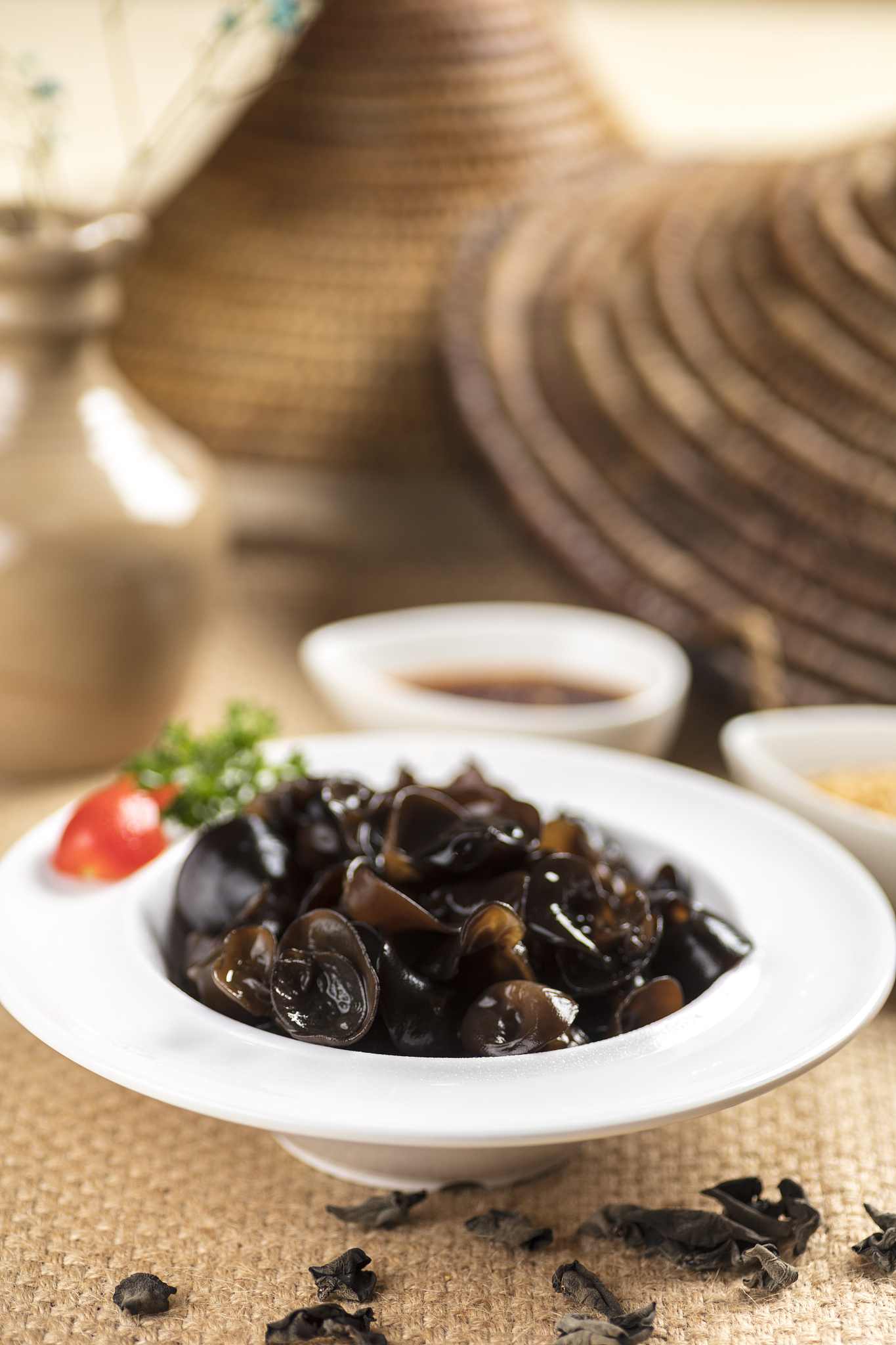 什么东西生的能吃，熟的能吃，但切不了？答案：木耳