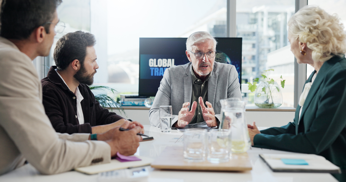 从财经新闻写作角度给这篇文章打分并给出原因。题目Mid-Career Crisis in Tech Jobs Impacting Older Workers 正文Mid-career crisis is prevalent in the fast-paced and unstable tech industry especially for older employees As the US Eq