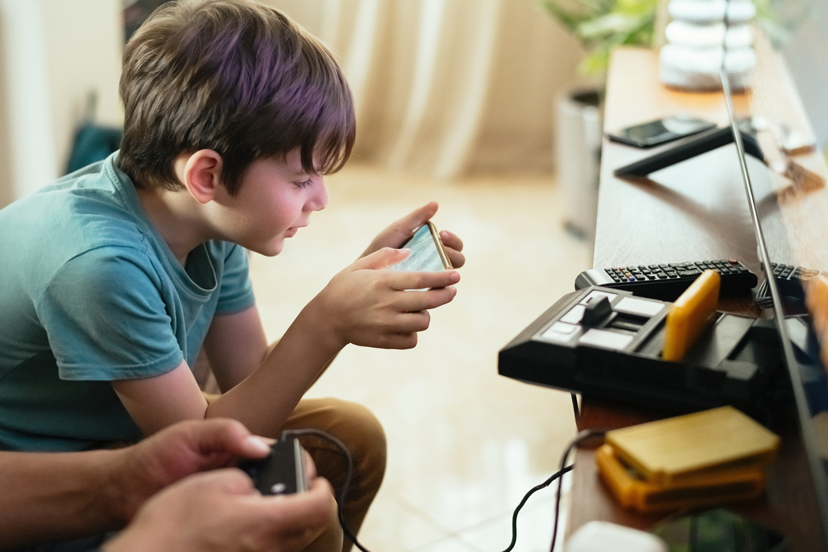 乡村留守儿童沉迷手机：近七成孩子沉迷短视频，三分之一沉迷游戏！