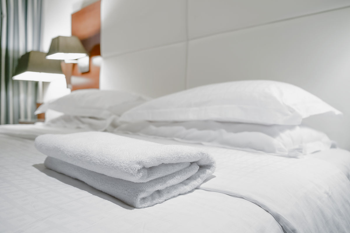 你的角色是商务公司的销售管理岗位人员，销售的是酒店用品，请用自己的理解论述通过大学工商管理专业后自己学习的知识对实践价值或者可能的实践对知识的完善、反思，写成一段话形式，不少于2000字，不能直接抄袭他人观点和概念。