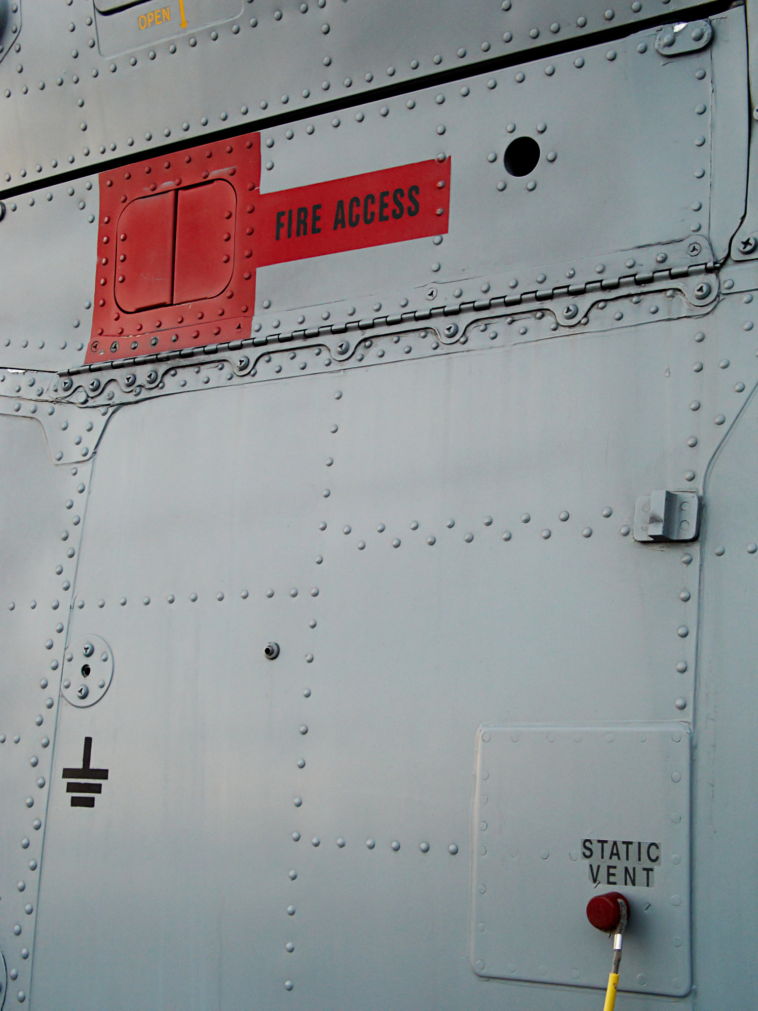 常闭式防火门上的保持防火门关闭等提示标识贴在门的哪一面？依据哪条规范的哪一条？