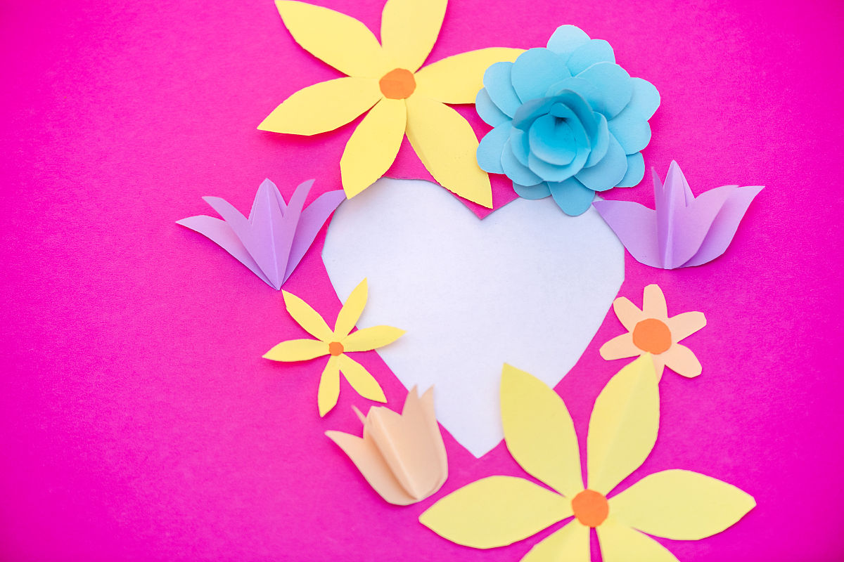 3张彩纸做9朵花，5张彩纸可以做多少朵？