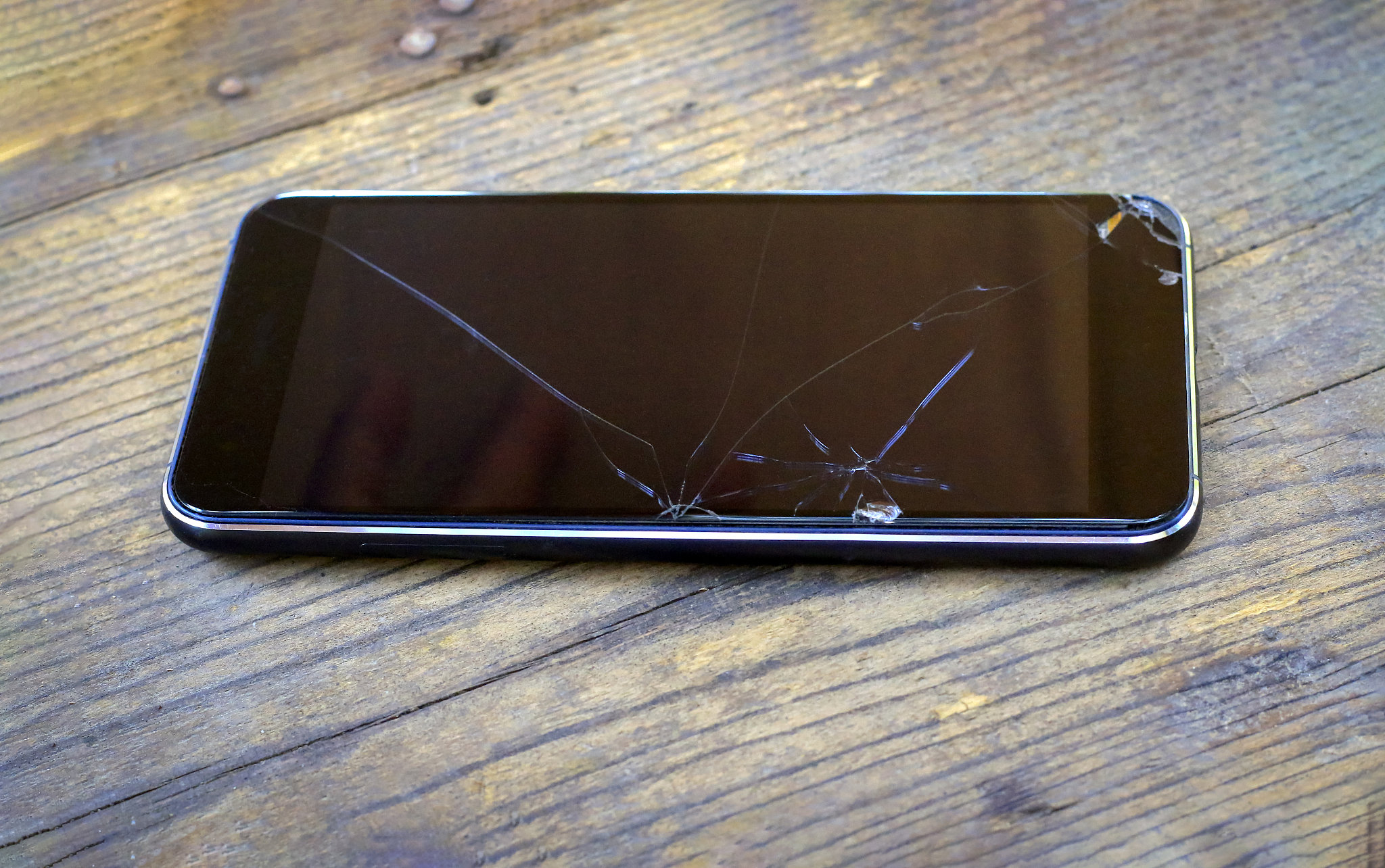 iQOO 8 手机屏幕出现两条线，怎么办？