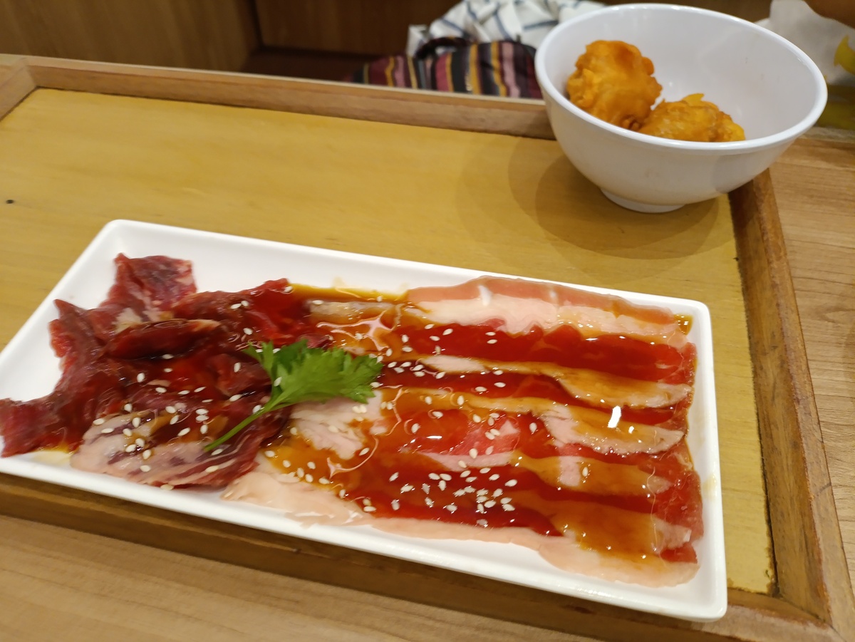 请给我写一份唐山特色菜餐厅的点评详细介绍一下扒肘子和溜腰花以及餐厅的环境和服务