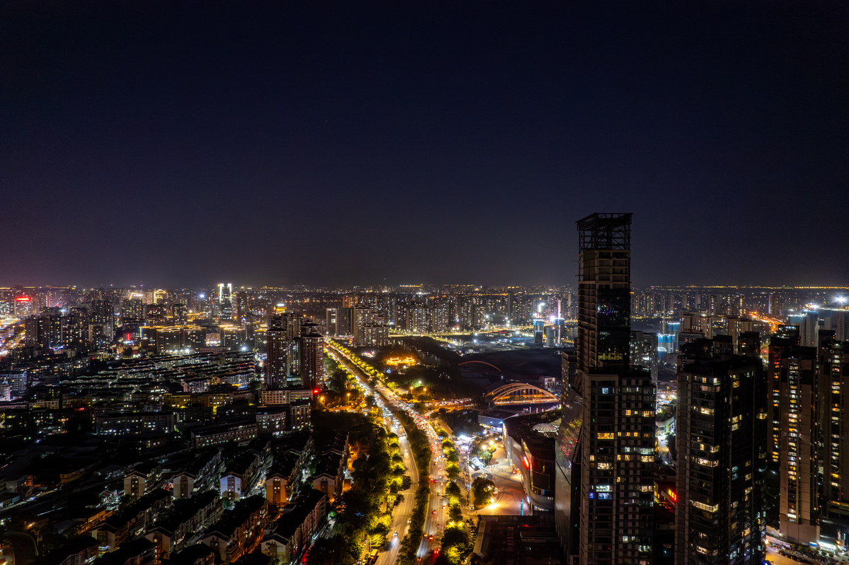 城市道路和城市夜景的航拍视角