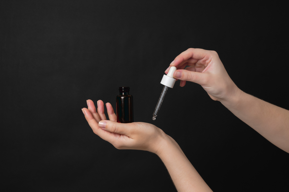 自动唇线笔使用后如何清理和维护？