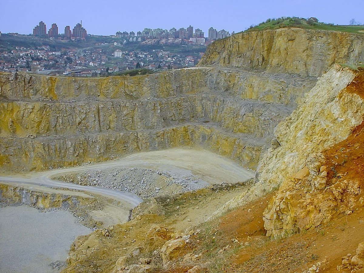 露天矿坑的生态修复：塑造稳定与植被生长