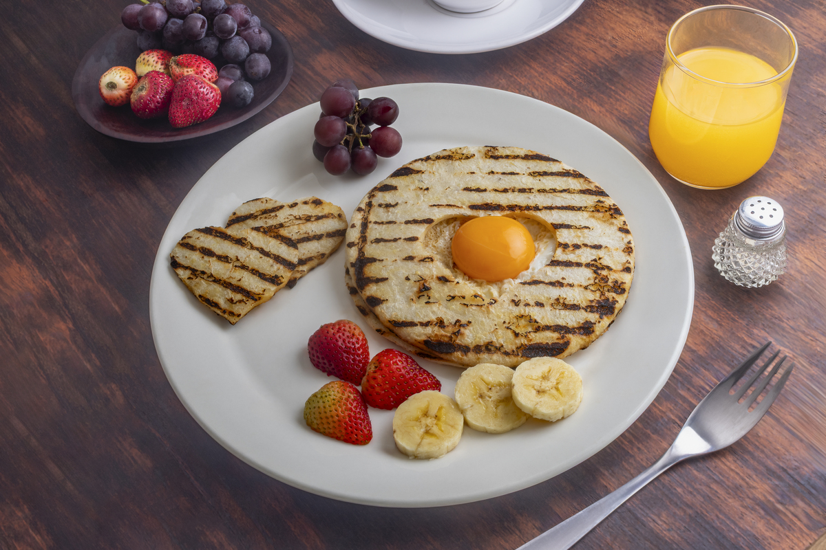 我有。我给自己做了一些炒鸡蛋和一个英式松饼配橙子果酱。我喝了一大杯巧克力牛奶。2 Fairlife 牛奶因为我在看我的身材。