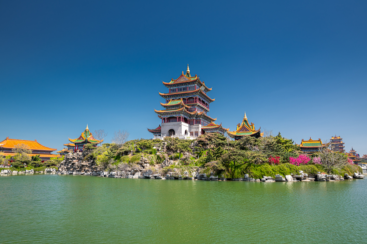 中国蓬莱湖上的古代建筑回廊和宫殿