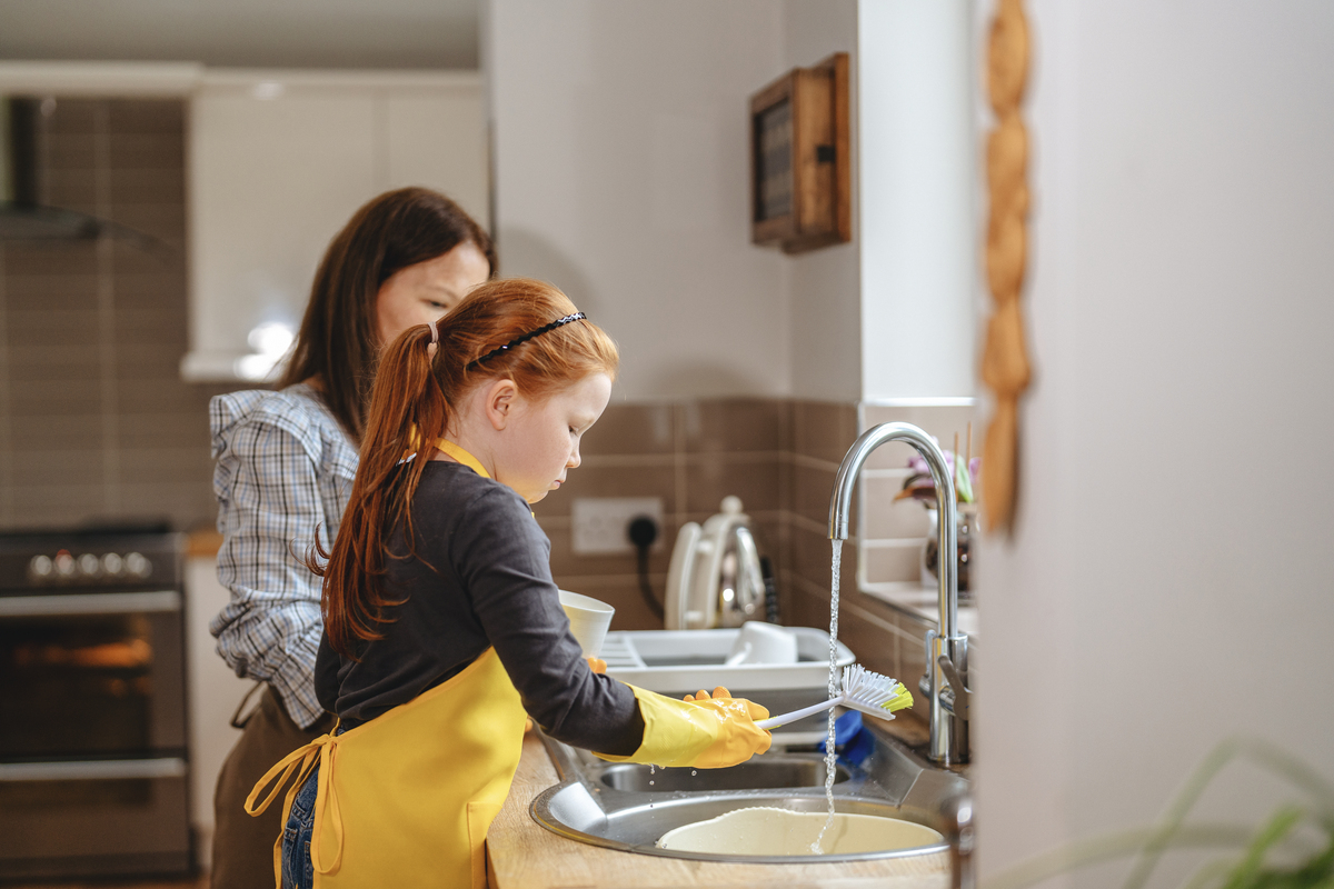 润色中文文章使语言更流畅。作为职业身份的家庭主妇 关于家务劳动社会上似乎存在着两种相互矛盾的刻板观念：一种倾向认为家庭主妇是被压迫的工人在令人不快、本质上是自我否定的工作中被奴役；另一种观点则认为家务劳动保障了无止境的创造性和休闲性的人生追求。经过对40名年龄在20-30岁的已婚已育家庭主妇的访谈作者认为家庭主妇是当今女性的主要职业角色。 被捆绑于家庭、被社交孤立是家庭主妇的普遍感受。主妇们的