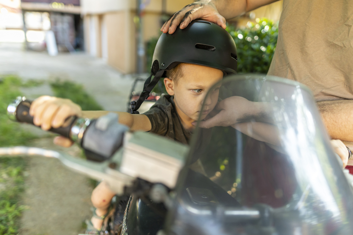 防雨头盔：骑行者的雨天守护者