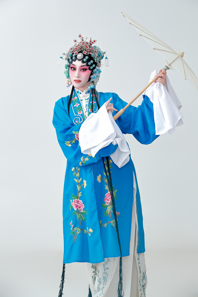 一位扮演青衣或花旦的京剧女演员,手持油纸伞.